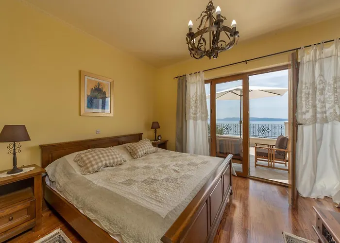 Lovely In With Kitchen Holiday home